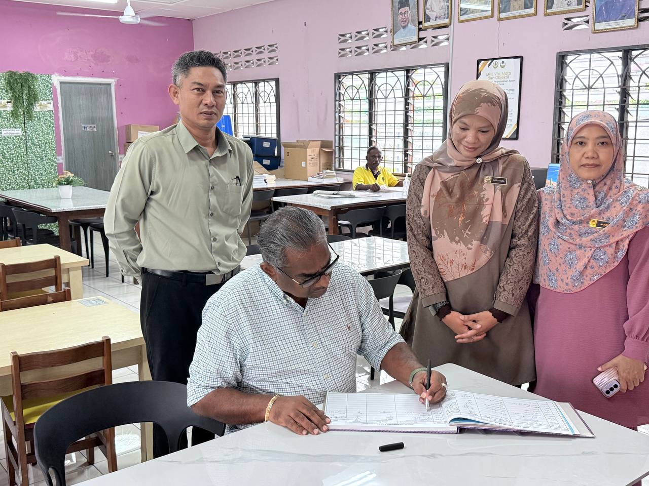 LAWATAN RASMI YB DATO’ R. SURESH KUMAR, PEGAWAI KHAS KANAN PARLIMEN TAMBUN KE EMPAT BUAH PERPUSTAKAAN DI PARLIMEN TAMBUN