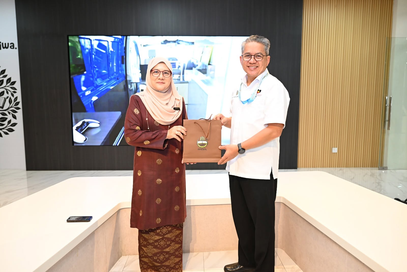 KUNJUNGAN HORMAT KETUA PEGAWAI EKSEKUTIF PUSTAKA NEGERI SARAWAK KE PERPUSTAKAAN AWAM NEGERI DIGITAL